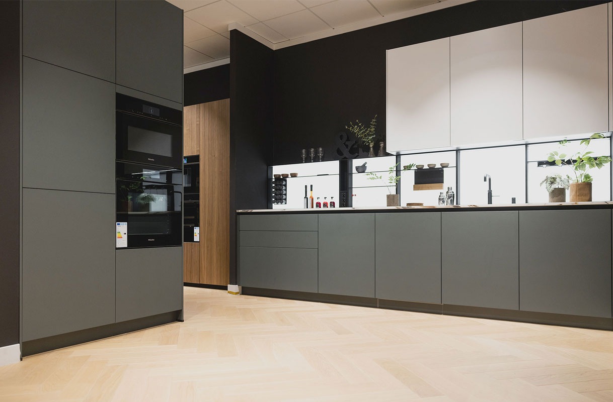 Design opstelling met verlichte nisregalen