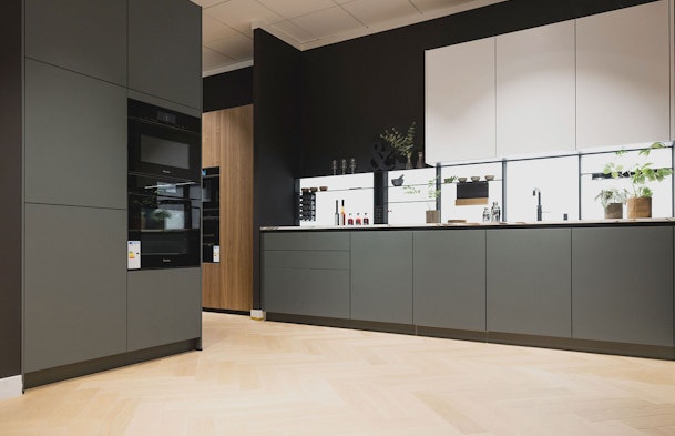 Design opstelling met verlichte nisregalen