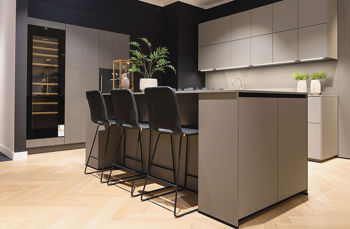 Terra grijs met eiken fineer in balans