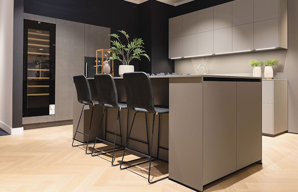 Terra grijs / eiken fineer eilandkeuken