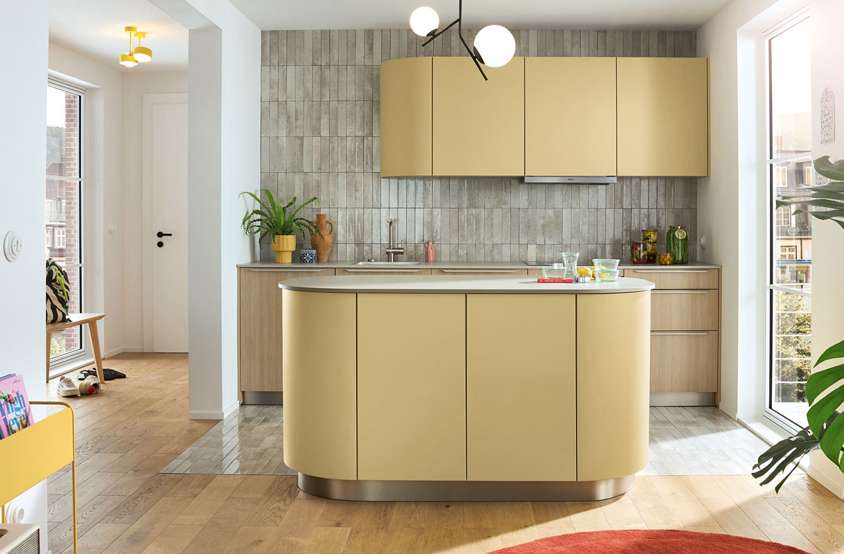 Frisse familiekeuken met zachte rondingen