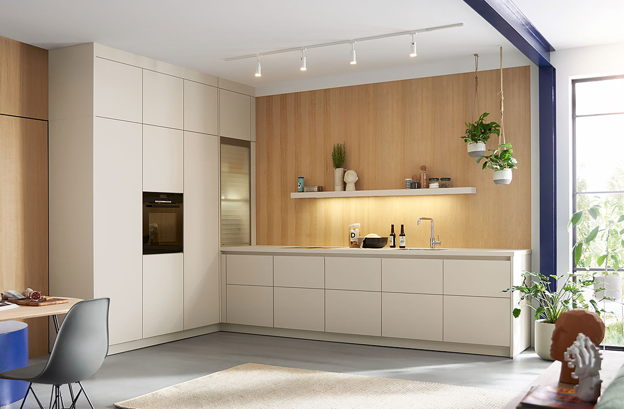 Lichte leefruimte met zachte lijnen en warme houttonen