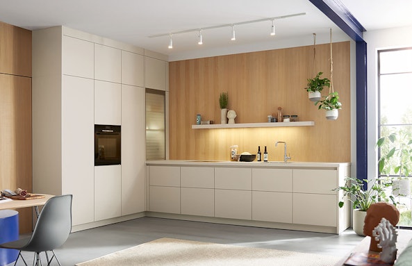 Lichte leefruimte met zachte lijnen en warme houttonen