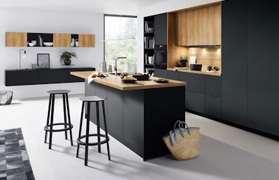 Stoere zwarte eilandkeuken met houtaccenten