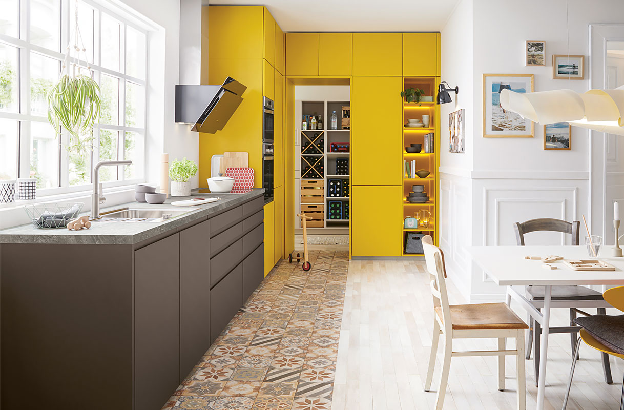 Kleurrijk interieurconcept met verbonden eet- en werkruimte