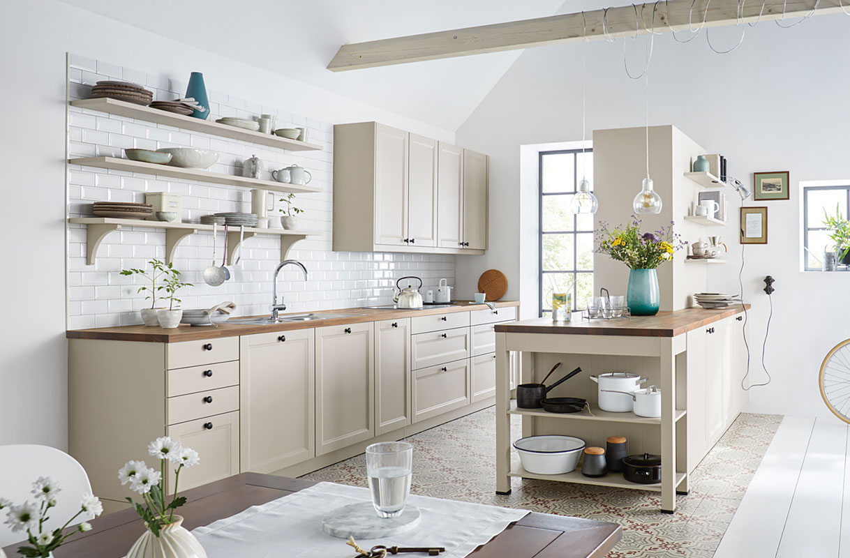 Karaktervolle wandopstelling met landelijke flair en openheid