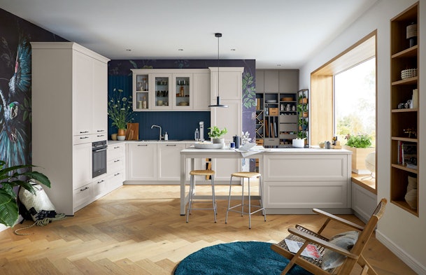 Stijlvolle leefruimte met klassieke elementen en expressieve wand