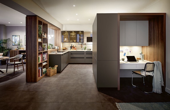 Moderne woonkeuken met thuiswerkplek