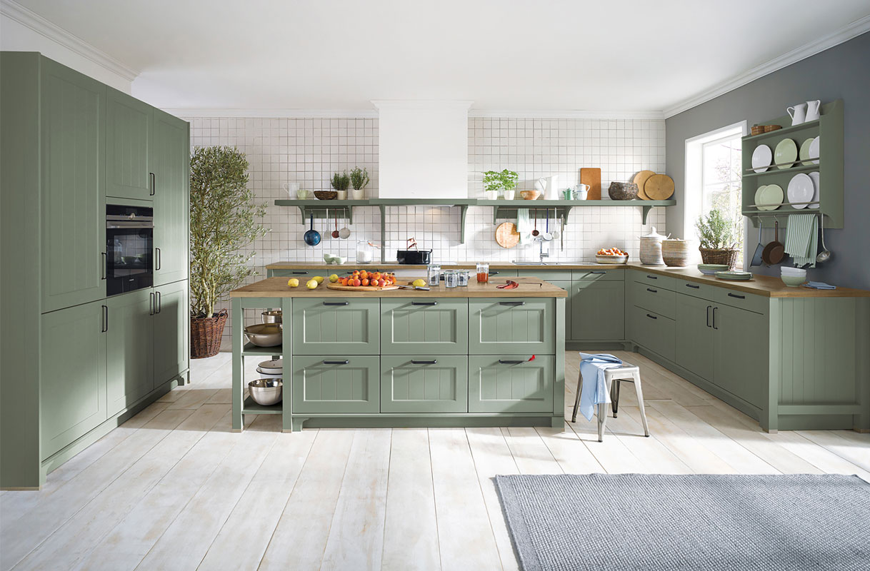 Rustige leefruimte met groene accenten