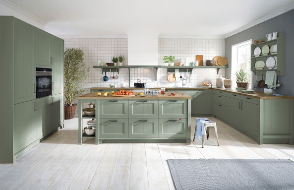 Rustige leefruimte met groene accenten