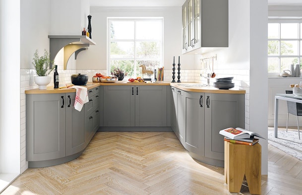 Woonkeukenstijl met warme accenten