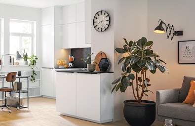 Kristalwitte kleine keuken met leisteenaccenten