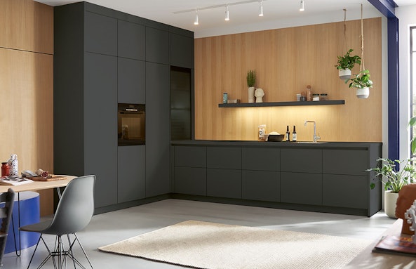 Moderne lavazwarte hoekkeuken met warme houttint