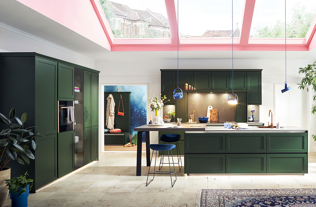 Satin forest green in een krachtig lichtcontrast