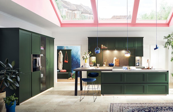 Satin forest green in een krachtig lichtcontrast