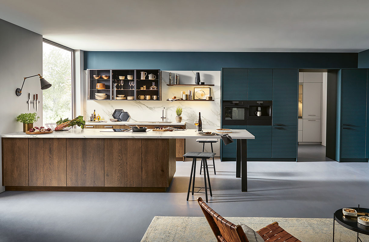 Donker hout met blauwe accenten