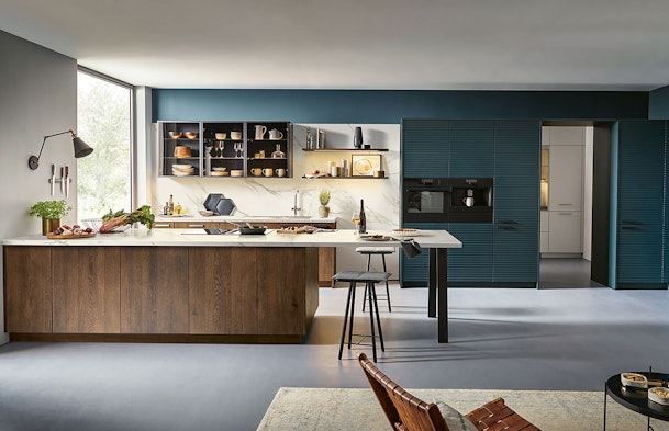 Donker hout met blauwe accenten