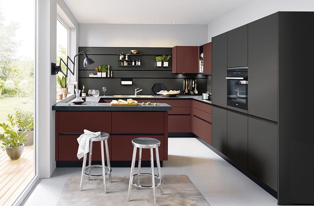 Koken in stijl met karaktervol Indisch rood