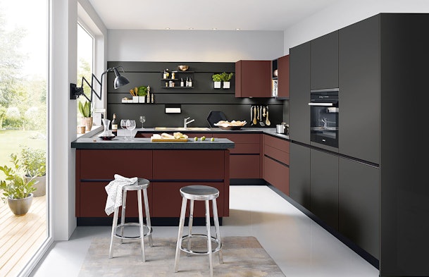 Koken in stijl met karaktervol Indisch rood