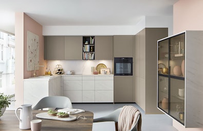 Marmerlook U-keuken met warme accenten