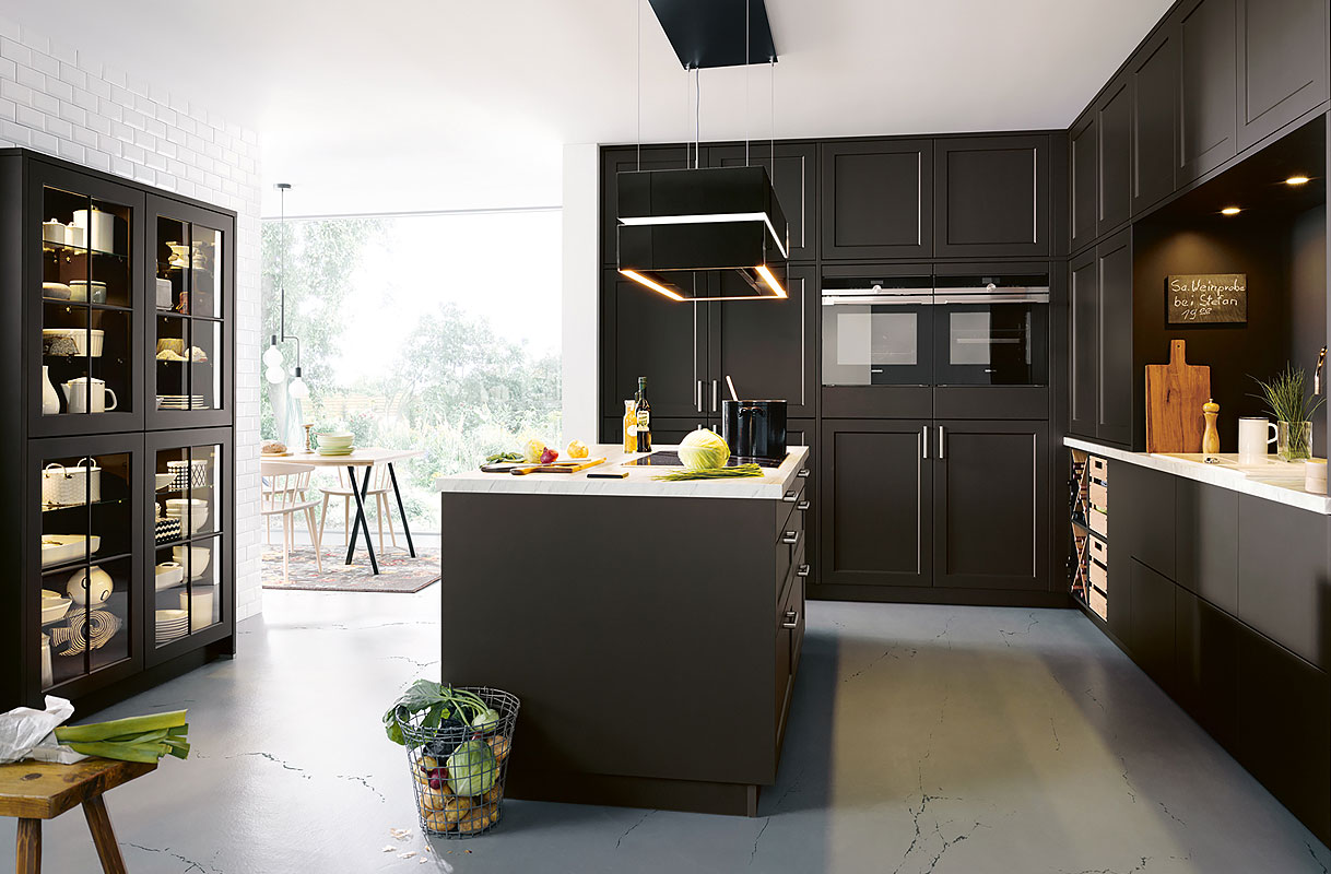 Lavazwart met marmerlook en vitrinekast