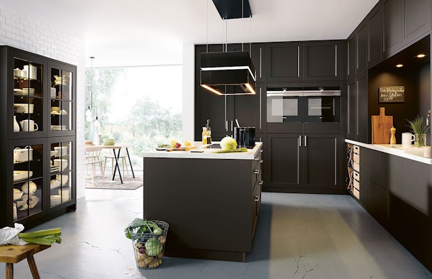 Lavazwart met marmerlook en vitrinekast