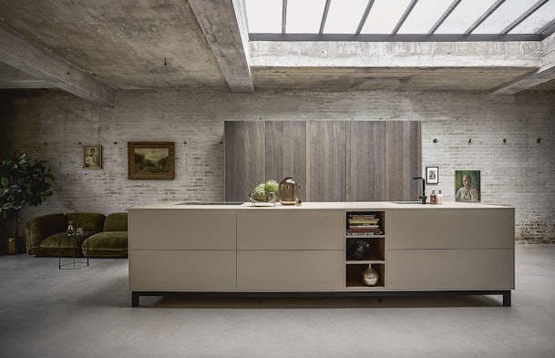 Minimalistisch in Sahara beige met zwevend karakter