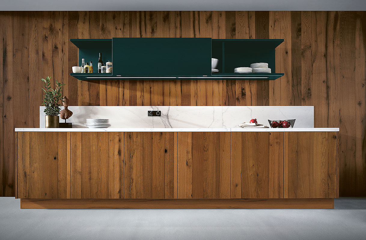 Warme keukenstijl met diepe groentinten en oud eiken hout