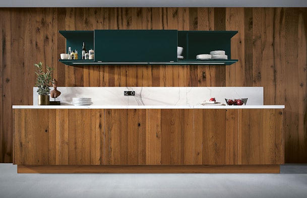 Warme keukenstijl met diepe groentinten en oud eiken hout