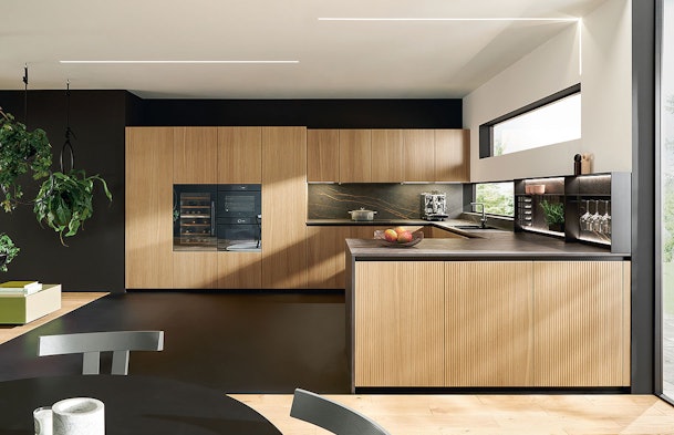 Ervaar natuurlijk design met keramiek en verticale lijnen.