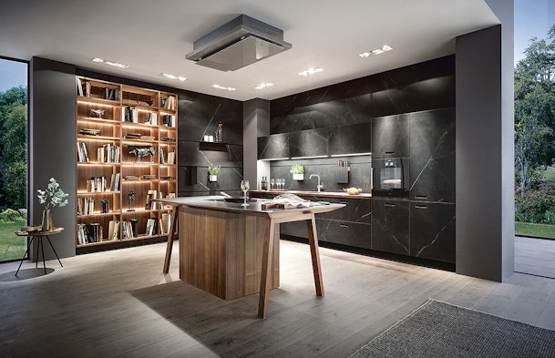 Dynamisch lijnenspel in keramiek en notenhout