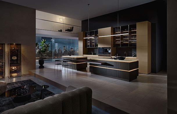 Warm karamelbeige met truffelgrijs en indirecte verlichting