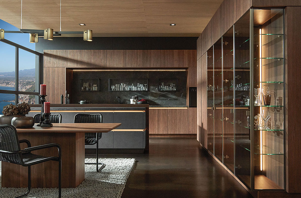 Verlichte vitrines en warme belijning