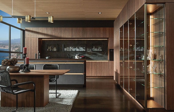 Verlichte vitrines en warme belijning