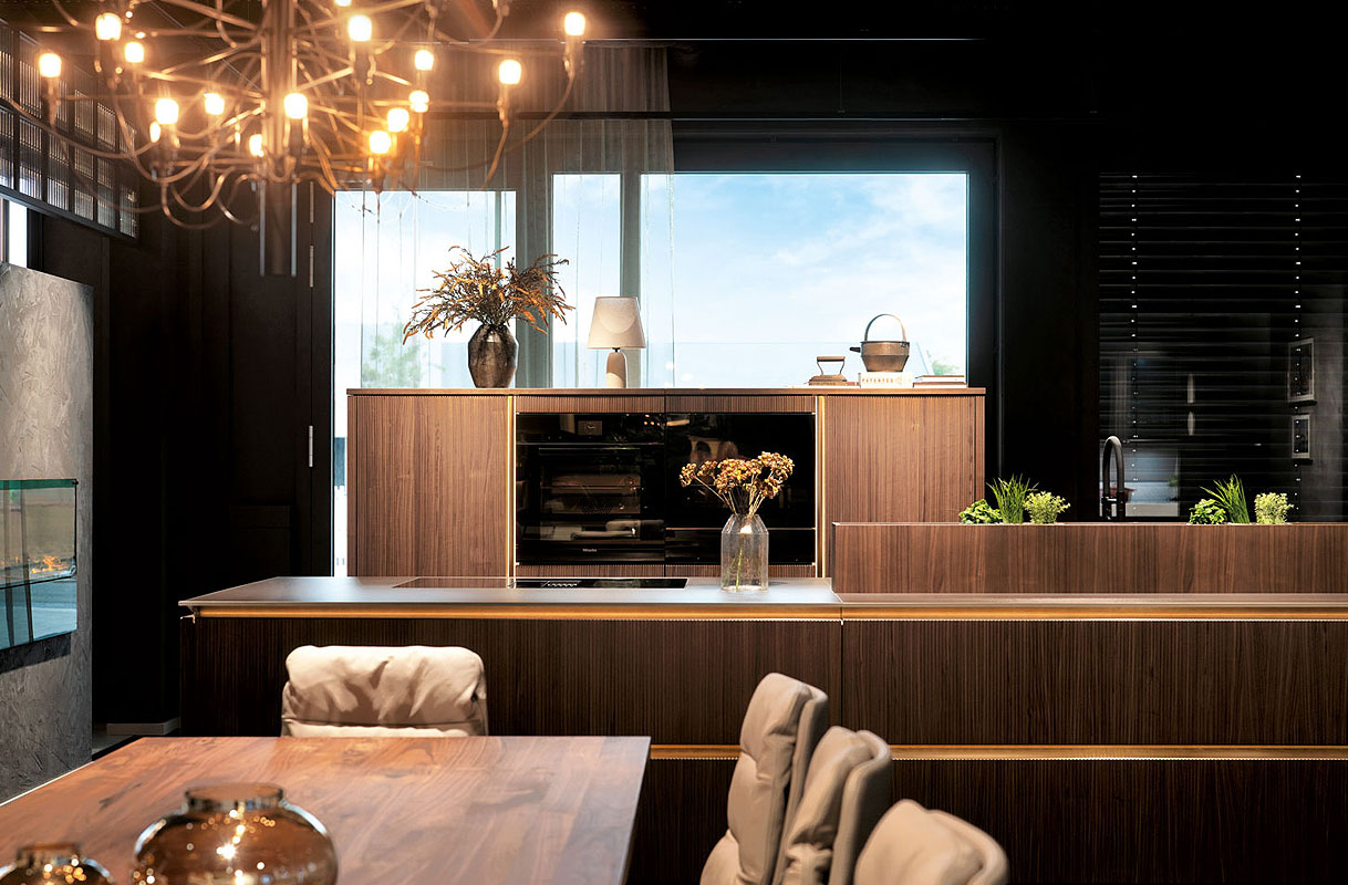 Donker notenhout met goudaccenten