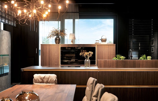 Donker notenhout met goudaccenten