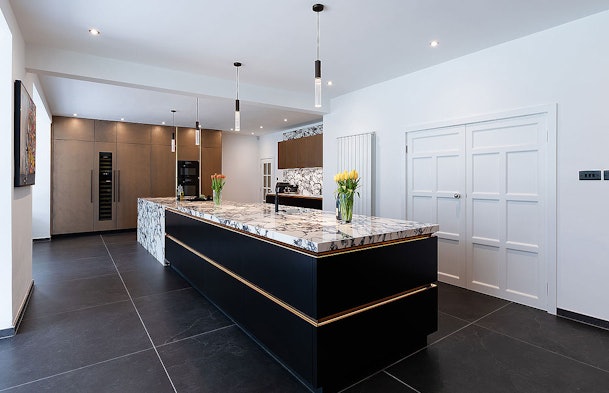 Bronskleur en wit marmer