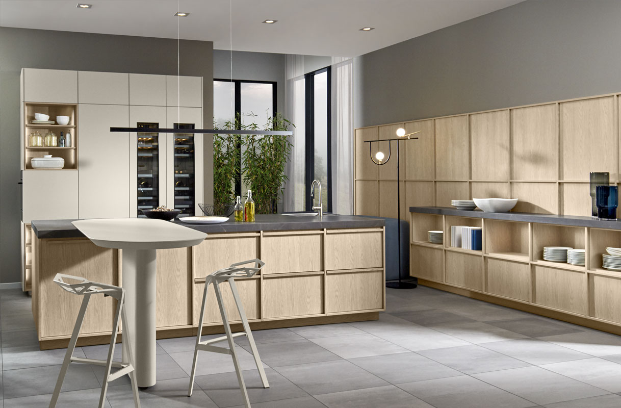 Licht eiken en basaltgrijze keuken met open wandkast