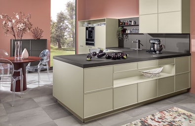 Moderne kiezelgrijze schiereiland keuken