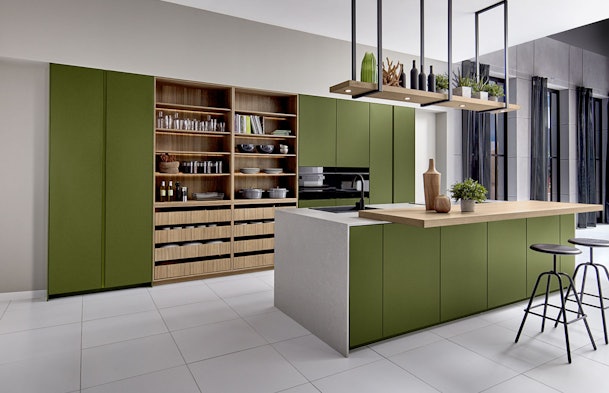 Sepiagroene keukendesign met natuurlijke uitstraling