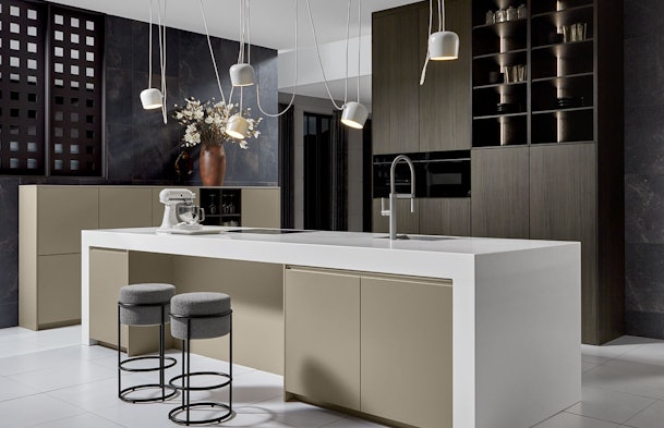 Slanke elegantie in donker eucalipto