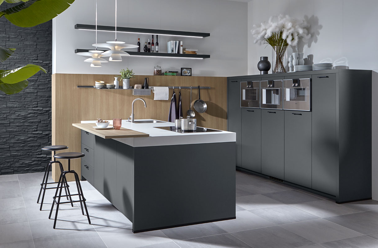 Moderne keuken in carbongrijs en eiken urban