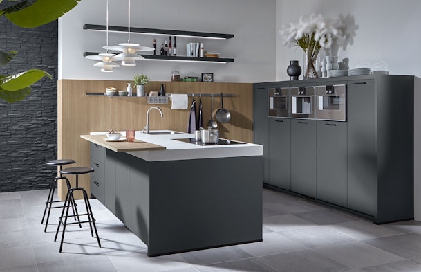 Moderne keuken in carbongrijs en eiken urban