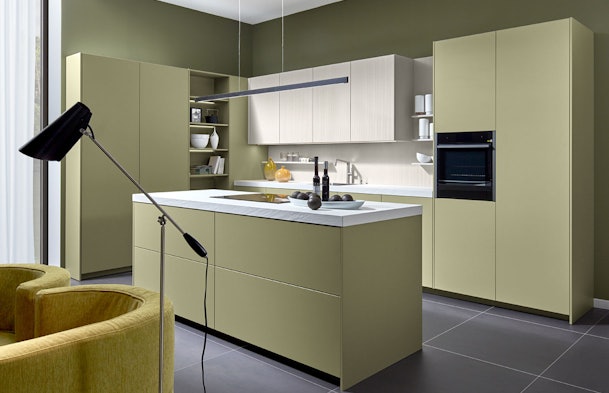 Stijlvolle jadegroene keuken met lichtgrijze eiken accenten