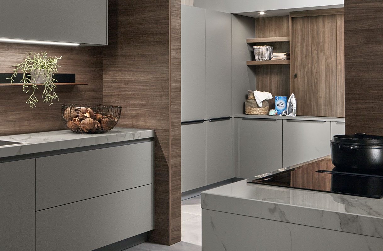 Bijkeuken in platinagrijs met notenhouten