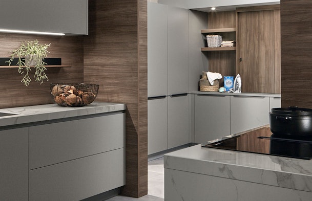 Bijkeuken in platinagrijs met notenhouten