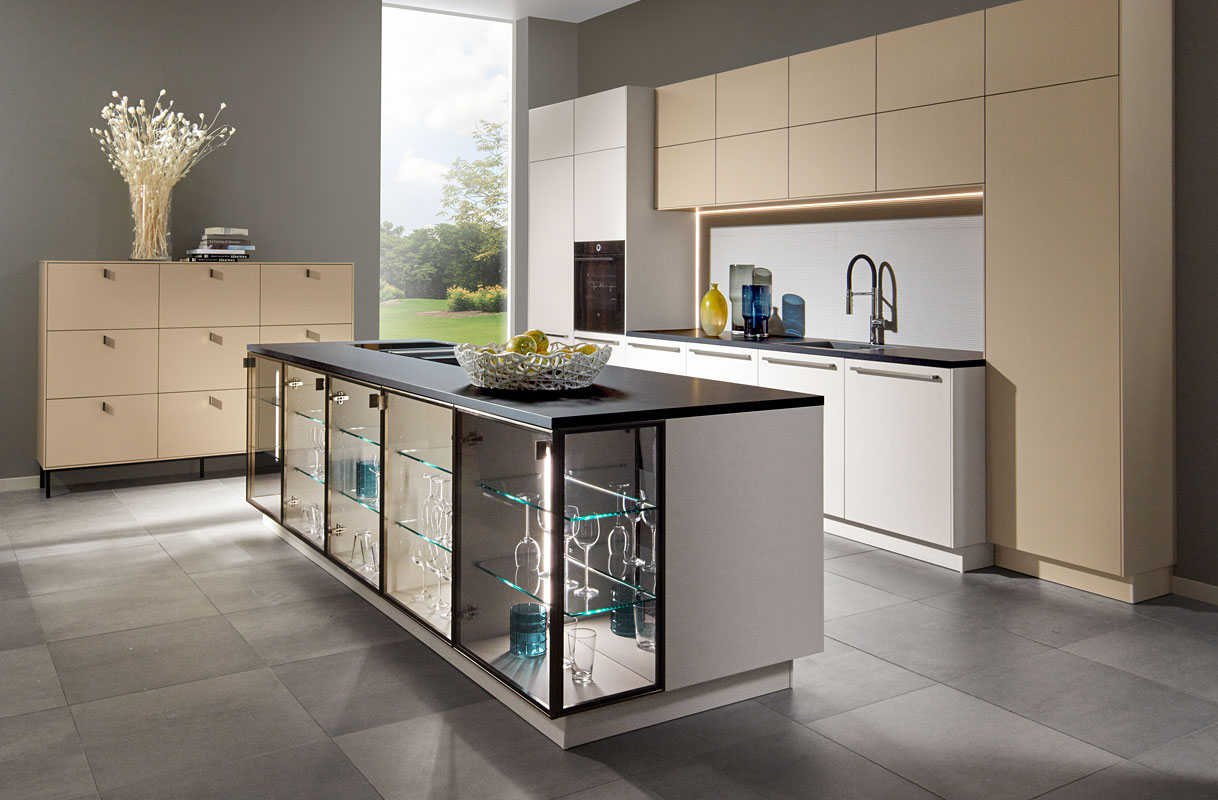 Zandkleurige designkeuken met glasaccenten