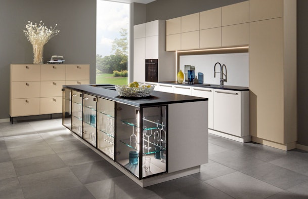 Zandkleurige designkeuken met glasaccenten