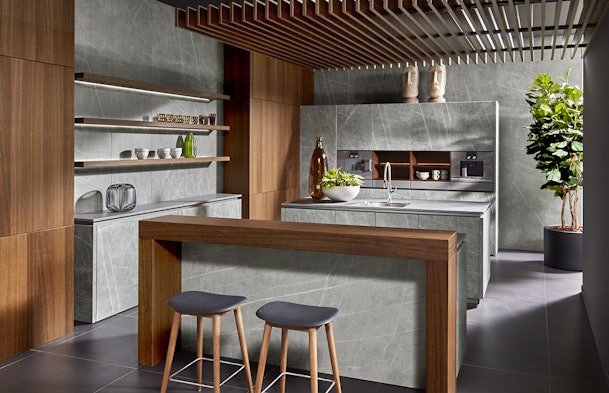 Keramische designkeuken met noten accenten