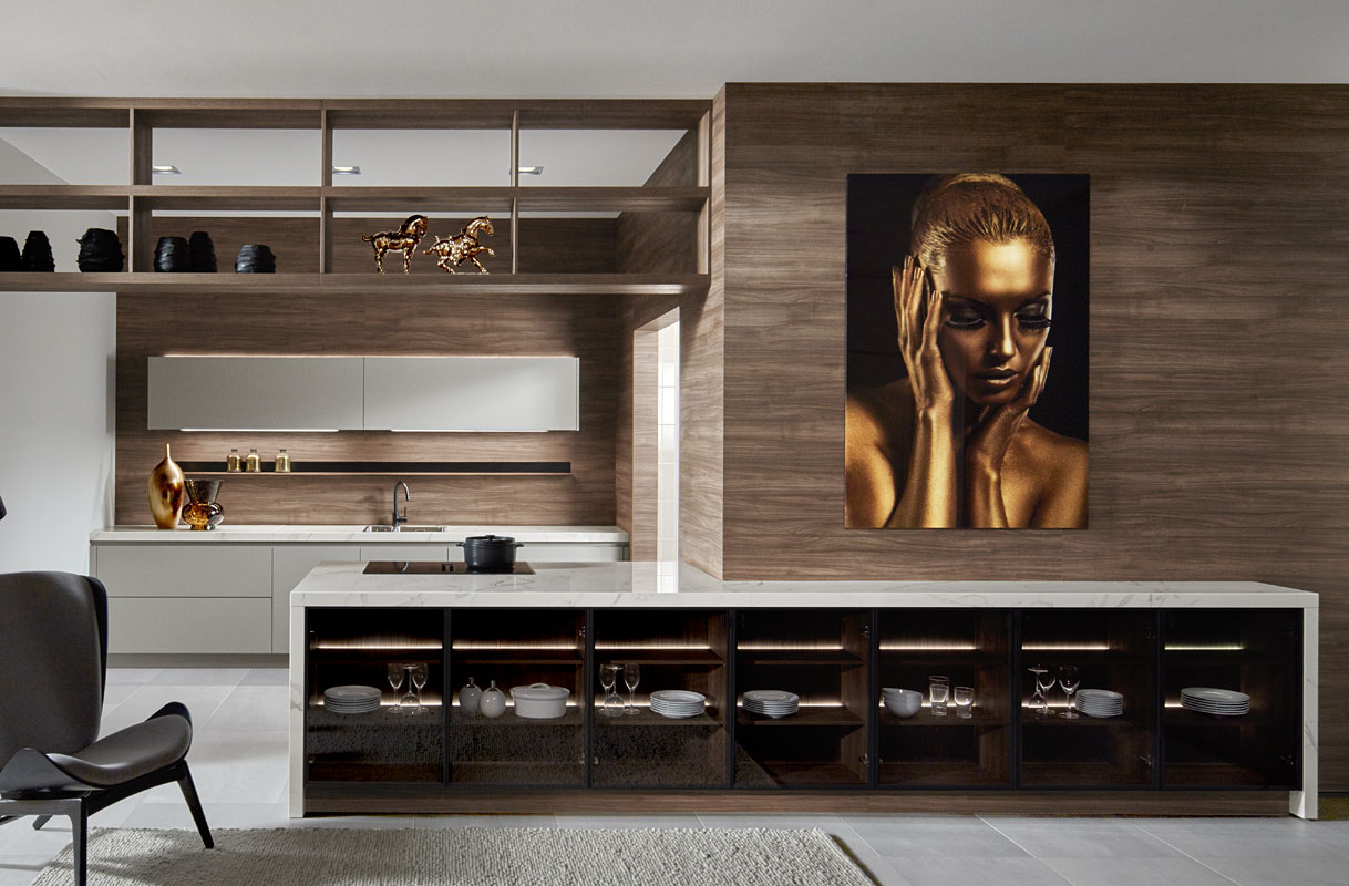 Elegante keuken in platinagrijs met noten urban